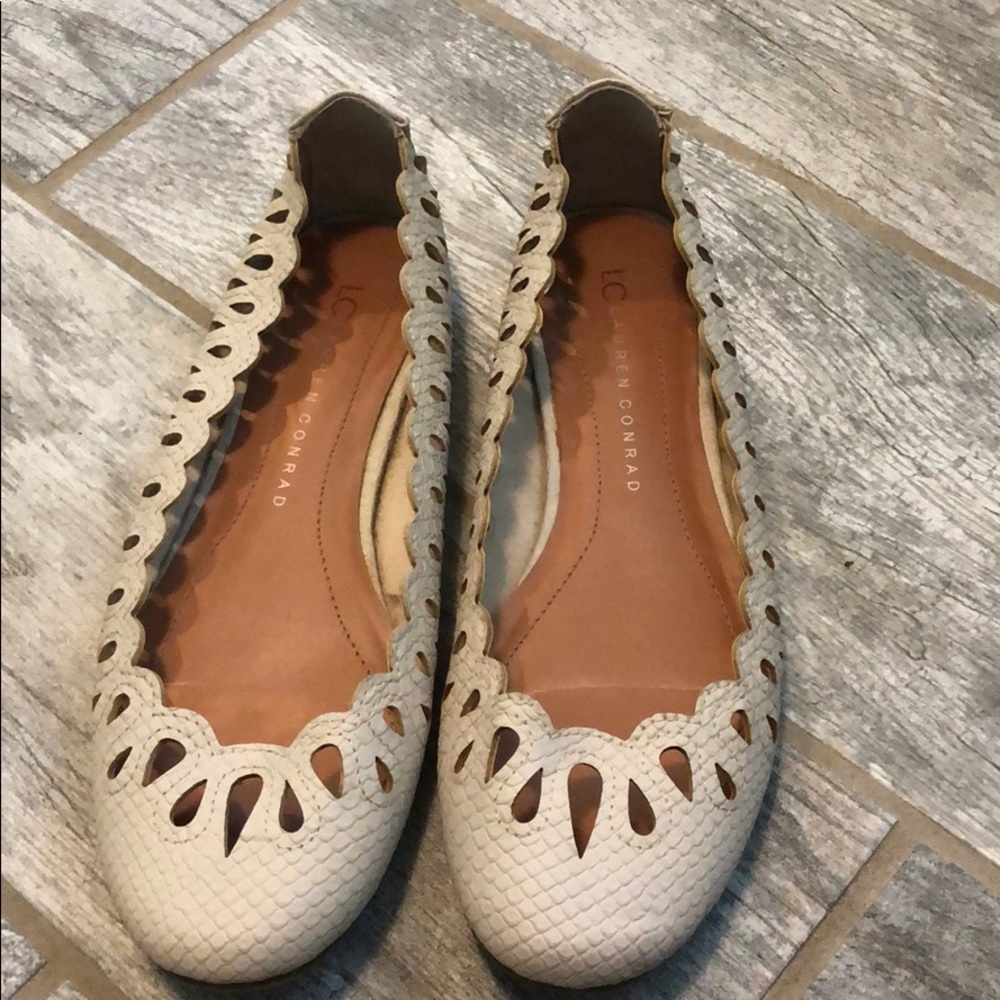 Lauren Conrad beige tan scalloped flats